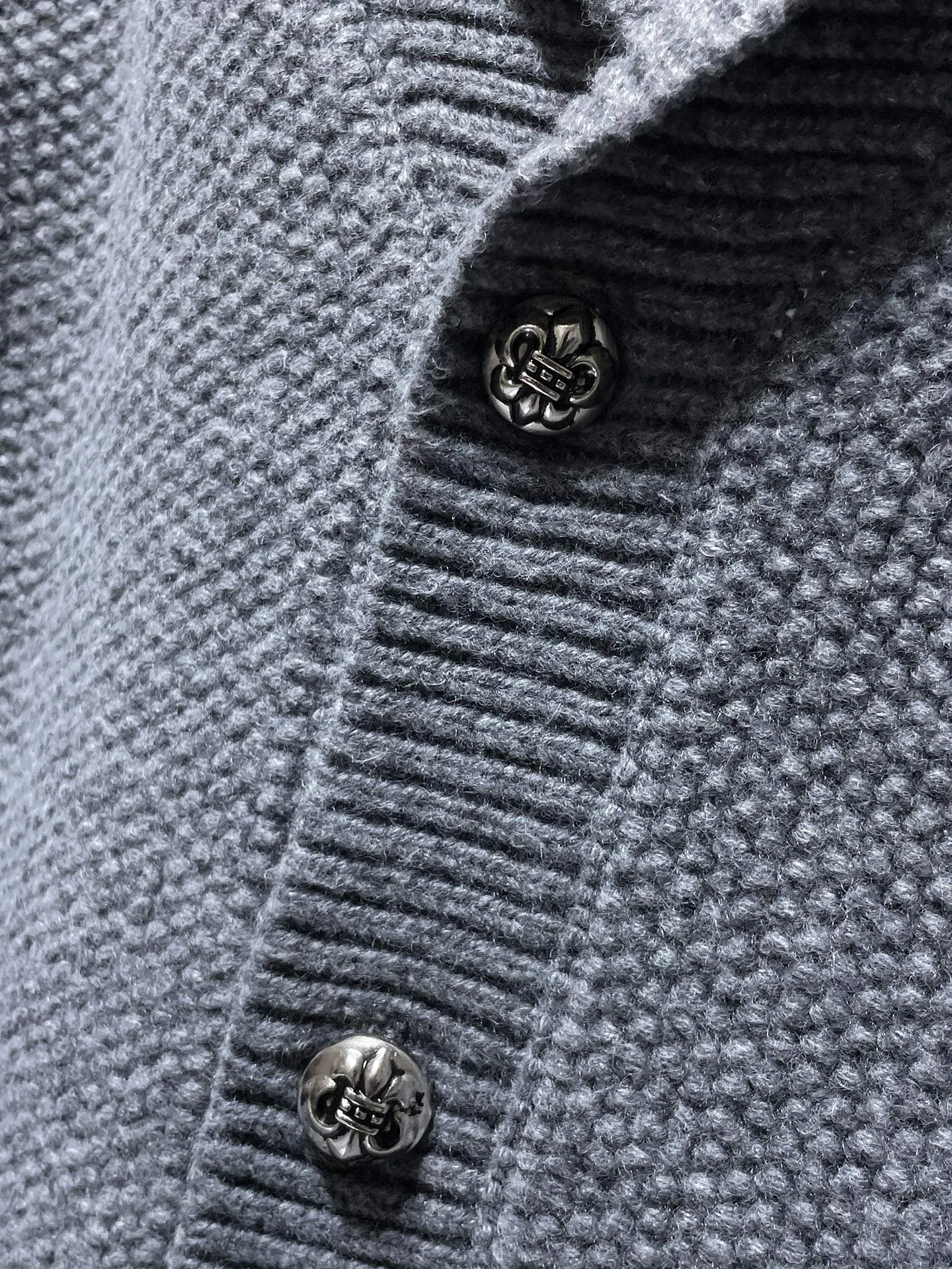 P296 Chrome Hearts sweater series Banana collar wool and leather silver button cardigan Single-breasted placket design All made of leather webbing Customized Chrome Hearts hardware buttons ➕ Leather logo embroidery on the chest Selected high-quality wool and 100% pure cotton knitted fabrics Not the ordinary version on the market! ! Recommended colors: black, white, gray Size: S, M, L, XL